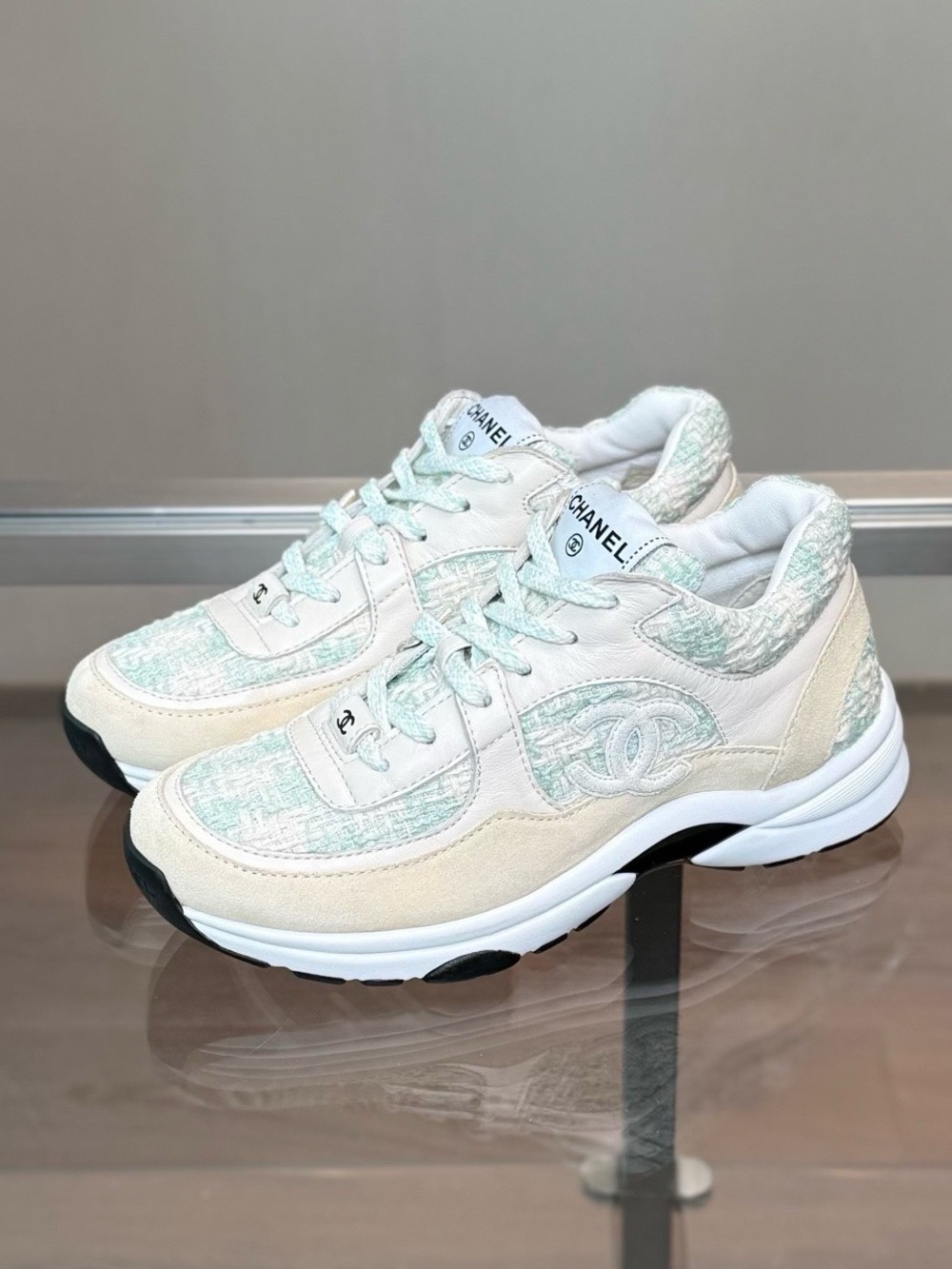 🚩steal CHANEL White & Mint Tweed Runner Sneakers